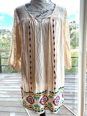 Flying Tomato Cream Tunic size small